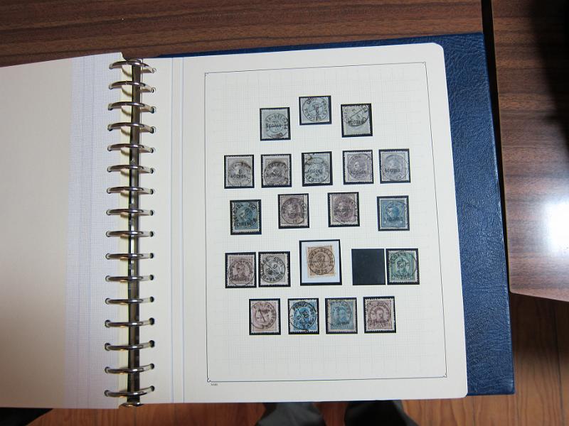 0019 (250).JPG -     Lote:    19      Marcofilia      Lotes Especiais       Descrição:         Portugal. Colecção especializada de carimbos de duplo círculo, tipo 1852, montada em 4 álbuns Lindner, com selos de diversas emissões e cartas, com estudo minucioso de cada marca. Lote a ver.         Lote       Valor Base:     &euro; 2.500,00     Valor Venda:     Retirado     